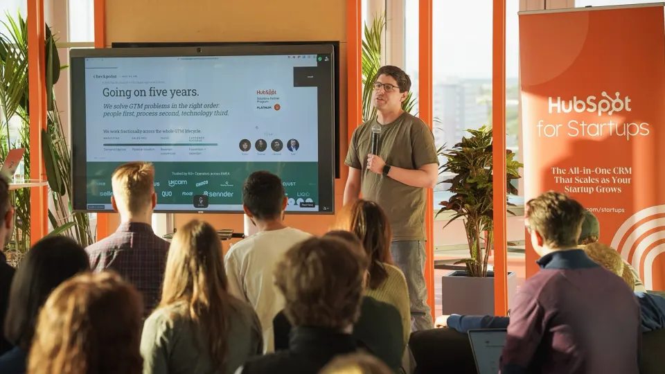 A Checkpoint GTM talk at a HubSpot for Startups event